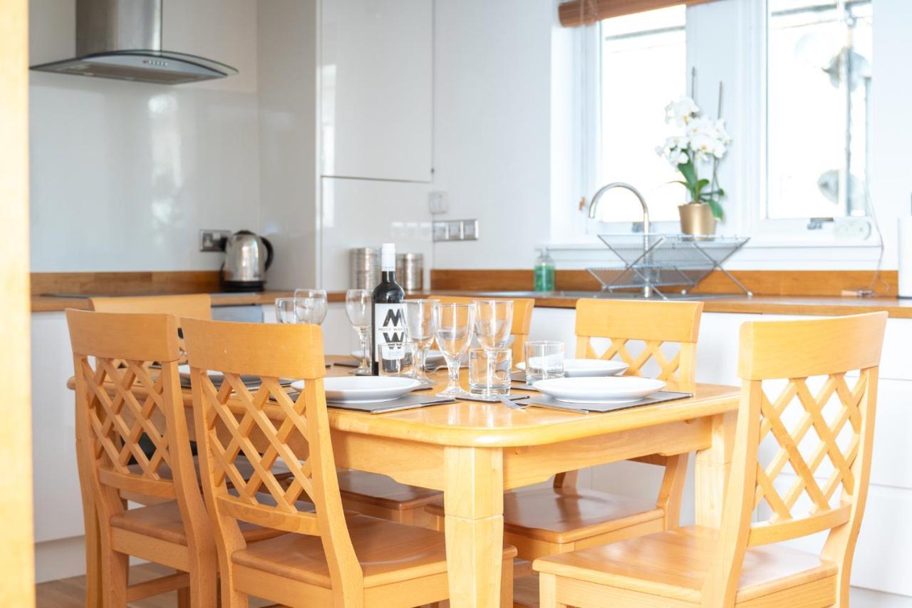 Dwellcome Home Ltd 2 King Beds West End Apt, Half Mile To Union Street Yet Quiet, Free Allocated Parking Space At Rear Entrance & Fast Wifi, Ideal For Long Term Contractor, Corporate, Etc Stays, Regular Housekeeping Option - See Our Site For Assuranc Aberdeen Bagian luar foto