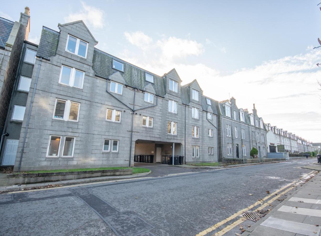 Dwellcome Home Ltd 2 King Beds West End Apt, Half Mile To Union Street Yet Quiet, Free Allocated Parking Space At Rear Entrance & Fast Wifi, Ideal For Long Term Contractor, Corporate, Etc Stays, Regular Housekeeping Option - See Our Site For Assuranc Aberdeen Bagian luar foto