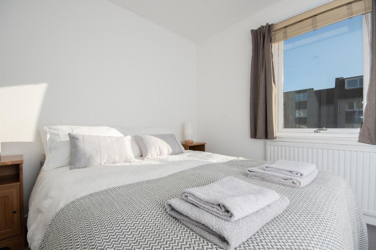 Dwellcome Home Ltd 2 King Beds West End Apt, Half Mile To Union Street Yet Quiet, Free Allocated Parking Space At Rear Entrance & Fast Wifi, Ideal For Long Term Contractor, Corporate, Etc Stays, Regular Housekeeping Option - See Our Site For Assuranc Aberdeen Bagian luar foto