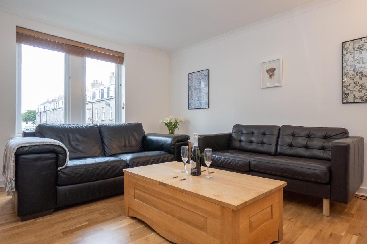 Dwellcome Home Ltd 2 King Beds West End Apt, Half Mile To Union Street Yet Quiet, Free Allocated Parking Space At Rear Entrance & Fast Wifi, Ideal For Long Term Contractor, Corporate, Etc Stays, Regular Housekeeping Option - See Our Site For Assuranc Aberdeen Bagian luar foto